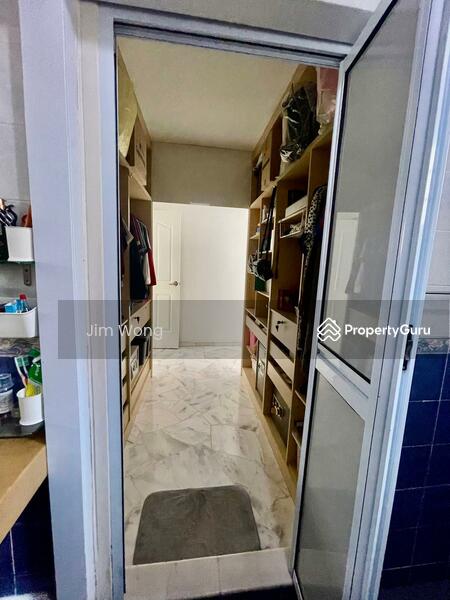Walk In Wardrobe & Bathroom