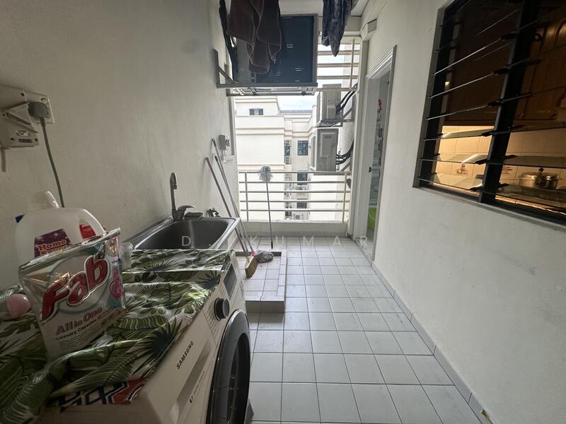 Spacious yard area for laundry