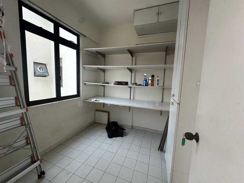 Spacious helper room with window