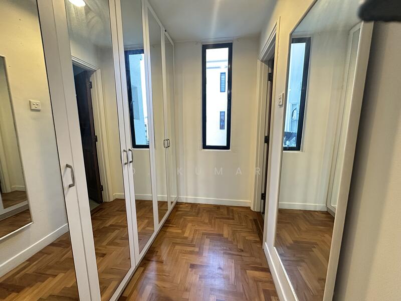 Walk-in closet / multiple closet 