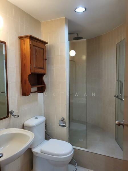 Ensuite Bathroom 2