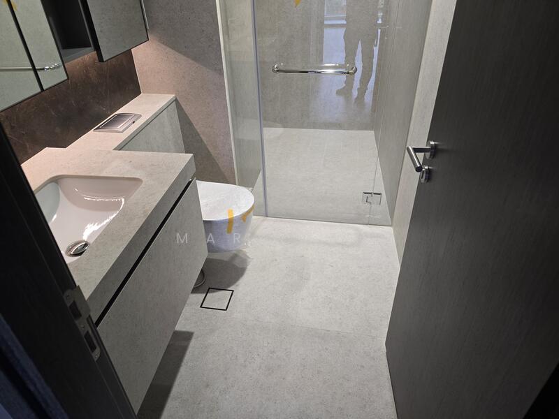 Spacious Standing Shower with Shiokness