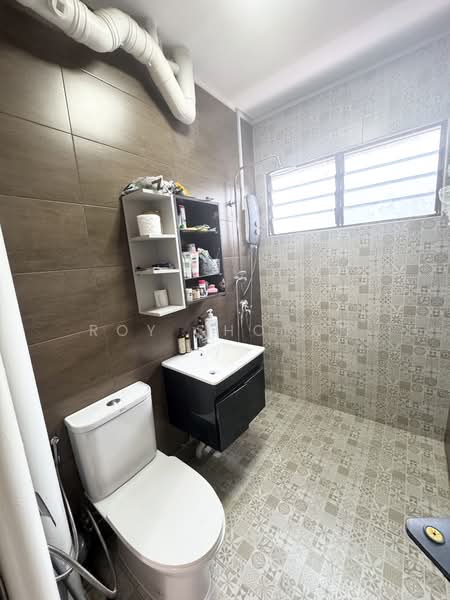 628 Yishun Street 61 HDB Flat For Sale at S$ 558,000 | PropertyGuru Singapore - Bathroom