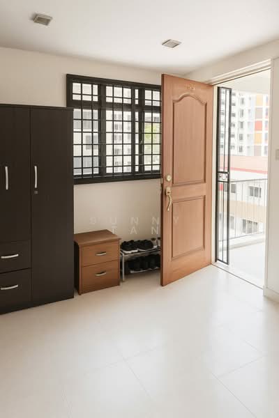 6 Beach Road HDB Flat For Sale at S$ 580,000 | PropertyGuru Singapore - Entrance