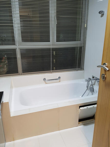 Master Bedroom bathtub 