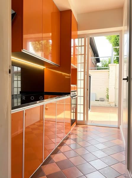 Woodgrove Estate, Cedarwood Grove, 5 Bedrooms, 4,000 sqft, Terraced House For Rent, by Roger Khera, 60117131 - Kitchen - PropertyGuru.com.sg