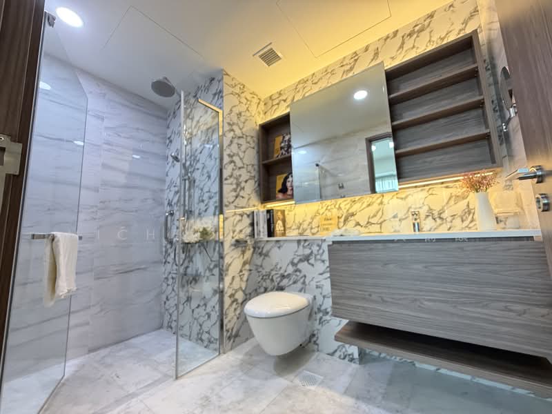 Queens Peak, 1 Dundee Road, 3 Bedrooms, 840 sqft, Condominium For Sale, by Michelle Goh 呉詩韻, 60117193 - Master bathroom - PropertyGuru.com.sg