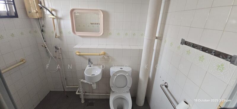 Mater Bedroom Tiolet