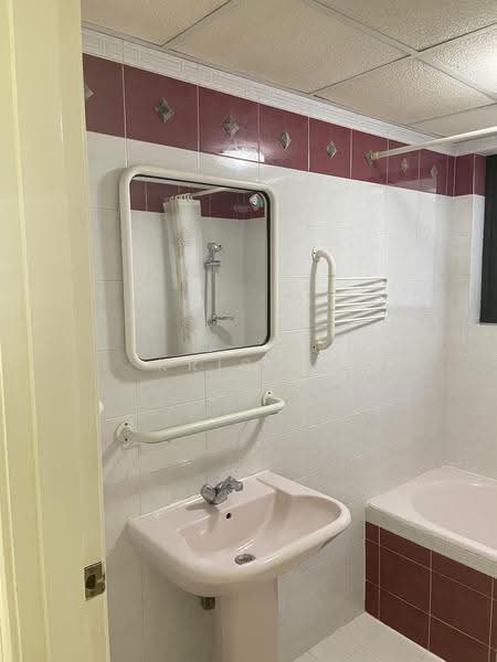 Central Green, 1 Jalan Membina, Alexandra / Commonwealth, Room Rental, 250 sqft, Condominium For Rent, by Kris Li, 60117418 - Bathroom - PropertyGuru.com.sg
