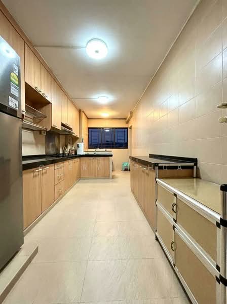 409 Yishun Ring Road HDB Flat For Sale at S$ 558,000 | PropertyGuru Singapore - Kitchen