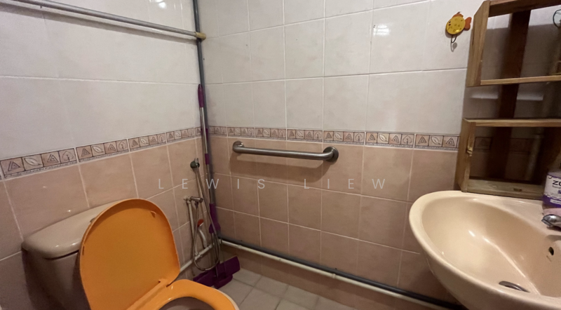 Toilet 2 no shower