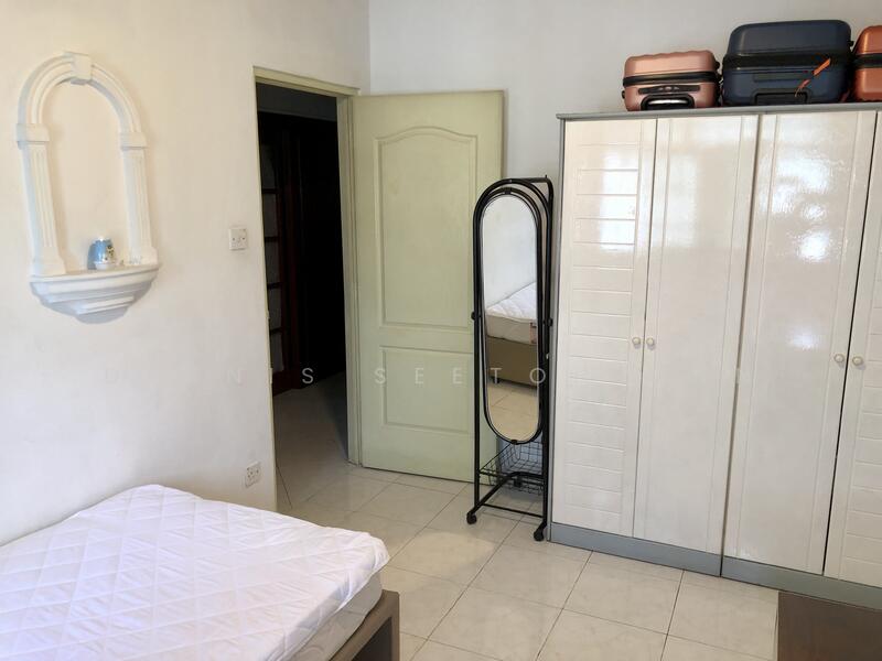 Room_3, standing mirror