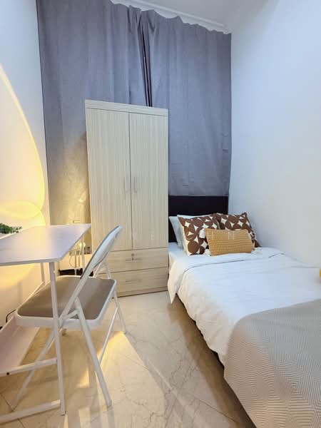 Less than 5 mins to SIM, Ngee Ann,15 mins to NUS , King Albert MRT at your door step, Bukit Timah Road, Room Rental, 100 sqft, Condominium For Rent, by Elaine Chng, 60121402 - Bedroom - PropertyGuru.com.sg