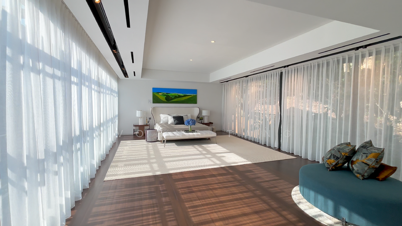 Huge Master Bedroom (Fits 9 Queen size beds)