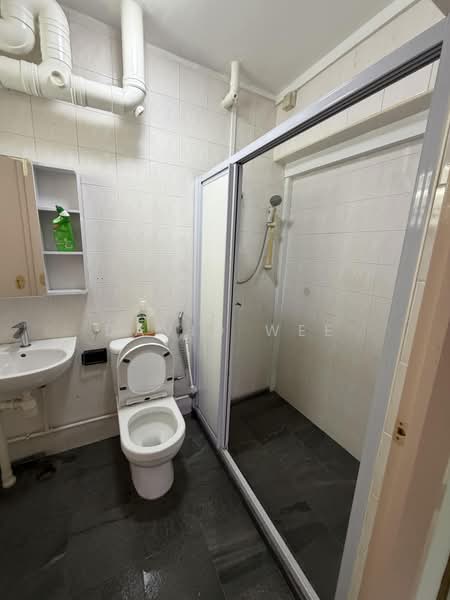 241 Compassvale Walk, 241 Compassvale Walk, Hougang / Punggol / Sengkang, 3 Bedrooms, 1,200 sqft, HDB Flat For Rent, by David Wee, 60123685 - Master Bathroom - PropertyGuru.com.sg