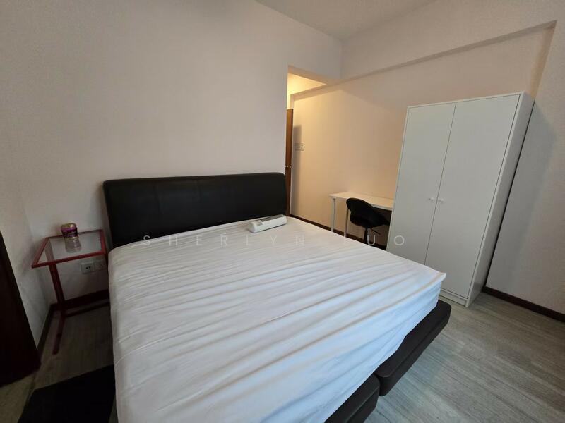 Cosy master Bedroom with bath