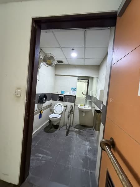 Jalan Kilang Barat, Jalan Kilang Barat, 5,500 sqft, Light Industrial (B1) For Rent, by Christopher Yap, 60124909 - Bathroom - CommercialGuru.com.sg