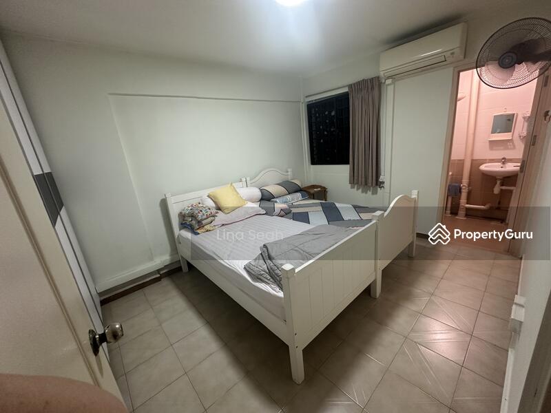 Master room can put King bed comfortably