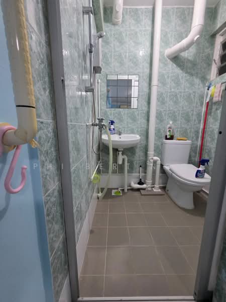 160 Yishun Street 11, 160 Yishun Street 11, 2 Bedrooms, 721 sqft, HDB Flat For Sale, by Philbert Ngo, 60125107 - Bathroom - PropertyGuru.com.sg