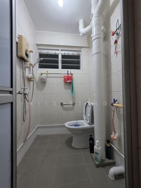 160 Yishun Street 11, 160 Yishun Street 11, 2 Bedrooms, 721 sqft, HDB Flat For Sale, by Philbert Ngo, 60125107 - Bathroom - PropertyGuru.com.sg