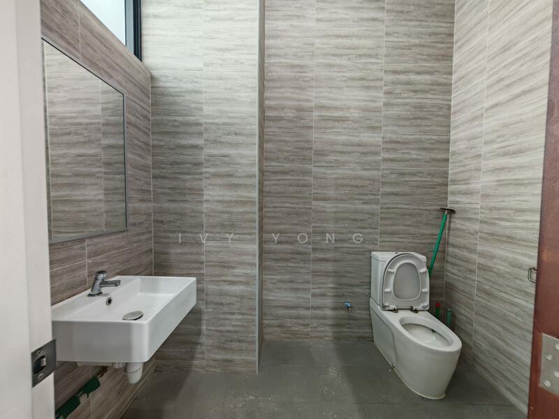Interlocal Centre, 100G Pasir Panjang Road, Buona Vista / West Coast / Clementi New Town, 2,248 sqft, Light Industrial (B1) For Rent, by Ivy Yong, 60125592 - Bathroom - CommercialGuru.com.sg