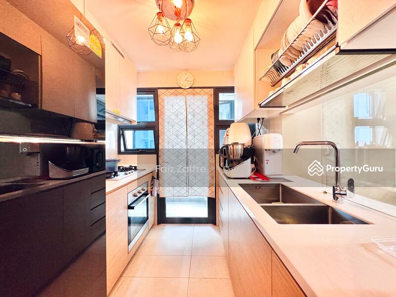 Kitchen & Service Yard