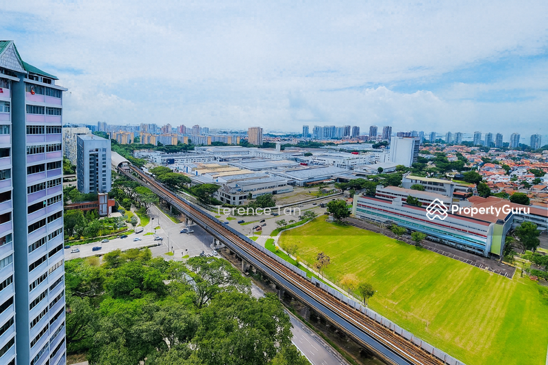 Dining with MRT view and Seaview