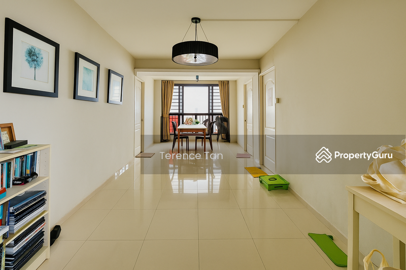 Dumb-bell layout with Dining corner