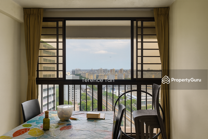 Dining with nice unblock breezy view