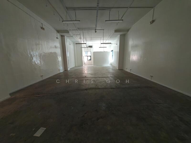Ramp up industrial office store in Pasir Panjang, Alexandra / Commonwealth, 1,705 sqft, Light Industrial (B1) For Rent, by Chris Goh, 60127180 - CommercialGuru.com.sg