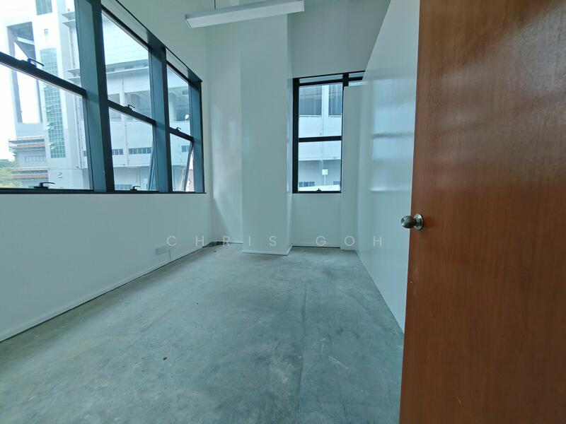 Ramp up industrial office store in Pasir Panjang, Alexandra / Commonwealth, 1,705 sqft, Light Industrial (B1) For Rent, by Chris Goh, 60127180 - CommercialGuru.com.sg