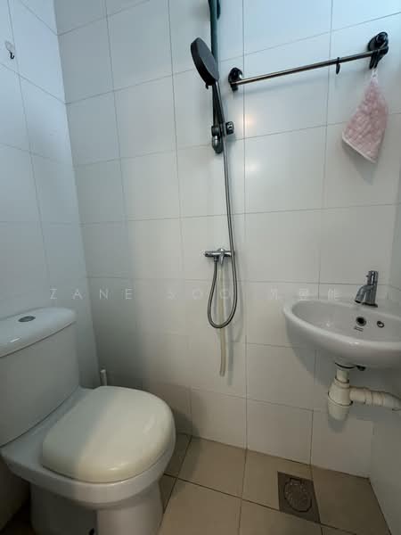 Waterfront Waves, 766 Bedok Reservoir Road, 4 Bedrooms, 1,518 sqft, Condominium For Rent, by Zane Soo 苏昱能, 60127307 - Bathroom - PropertyGuru.com.sg