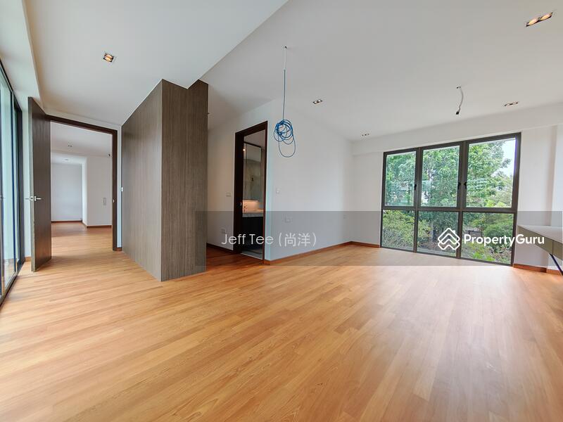 Large ensuite with multiple wardrobe