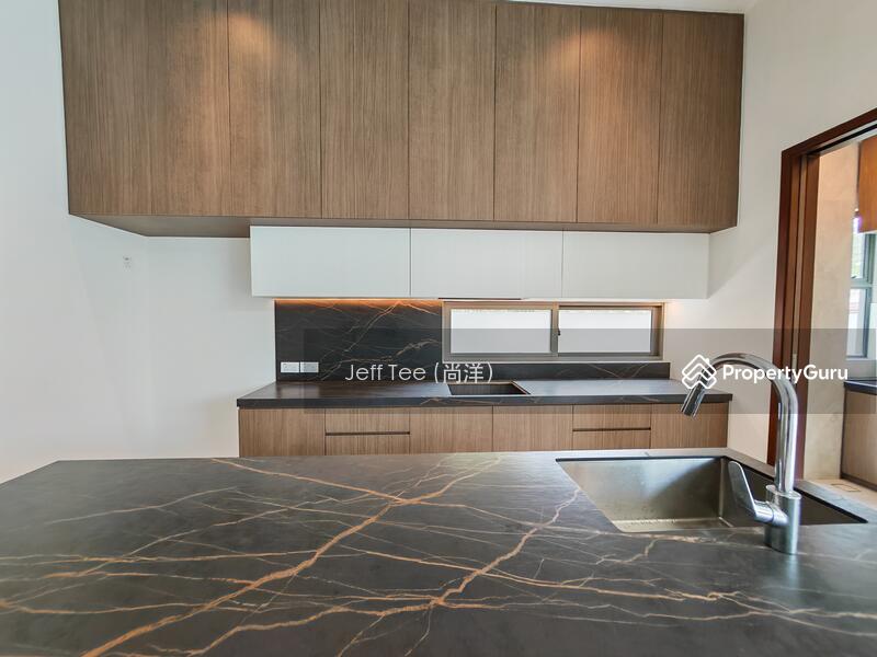 Island and dry kitchen