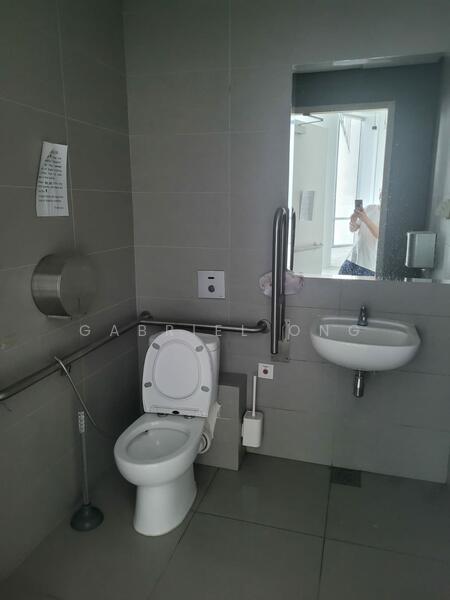 Oxley Tower, 138 Robinson Road, 1,130 sqft, Office For Rent, by Gabriel Ong, 60128042 - Bathroom - CommercialGuru.com.sg