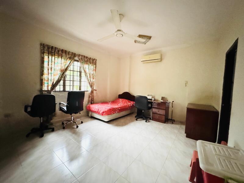 For Sale - Huge land with wide frontage and regular shape, to subdivide into two bungalows
