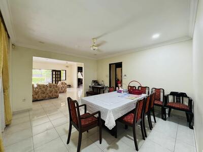 For Sale - Huge land with wide frontage and regular shape, to subdivide into two bungalows