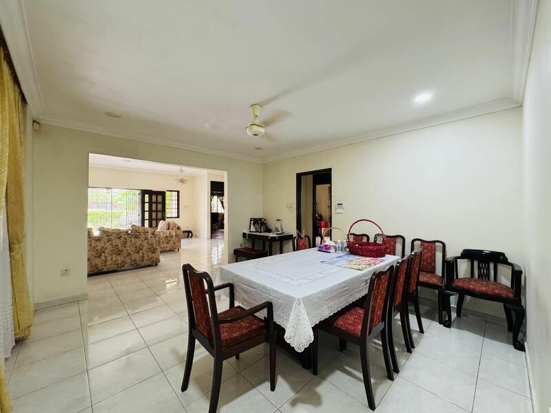 For Sale - Huge land with wide frontage and regular shape, to subdivide into two bungalows