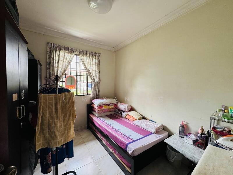 For Sale - Huge land with wide frontage and regular shape, to subdivide into two bungalows