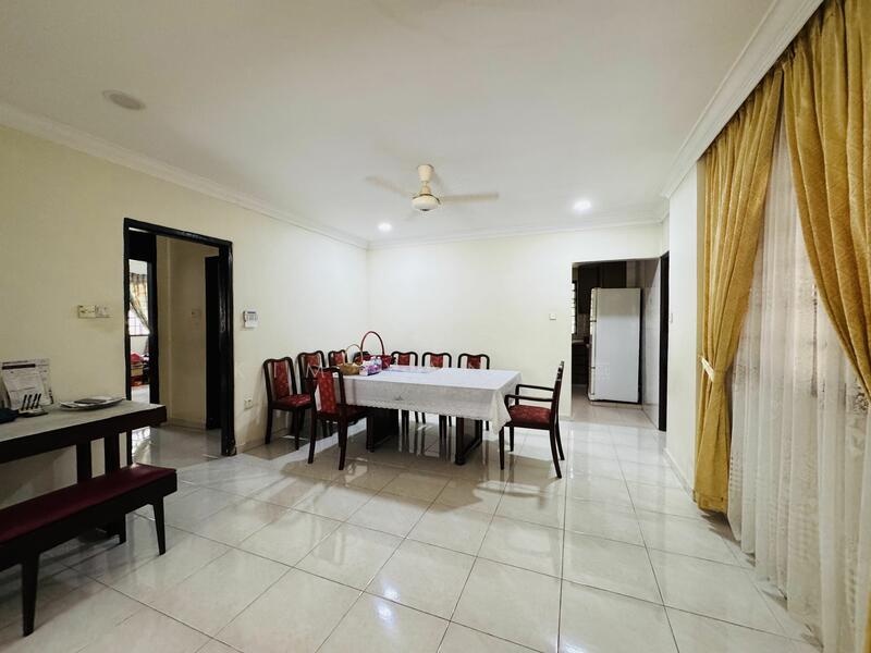 For Sale - Huge land with wide frontage and regular shape, to subdivide into two bungalows