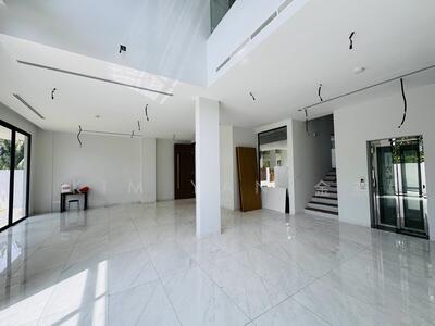 For Sale - Brand new bungalow with lift and poo, 8+1 bedrooms all ensuite, park 4 cars inside