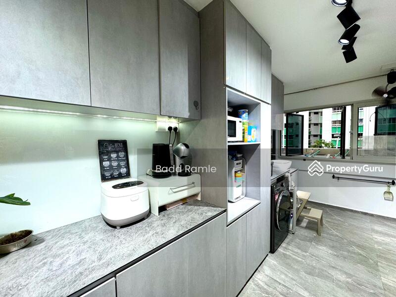 Kitchen / Service Yard