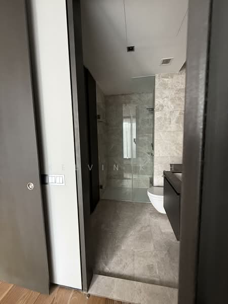 OUE Twin Peaks Condominium For Sale at S$ 1,268,000 | PropertyGuru Singapore - Bathroom