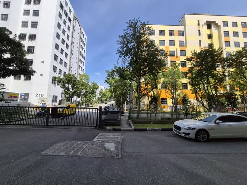 Henderson Building, 221 Henderson Road, 980 sqft, Light Industrial (B1) For Rent, by Sam Yap, 60129521 - Exterior - CommercialGuru.com.sg