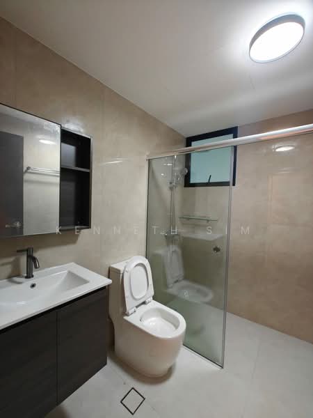 Parc Oasis, 35 Jurong East Avenue 1, 3 Bedrooms, 1,378 sqft, Condominium For Rent, by Kenneth Sim, 60129875 - Big Common bathroom  - PropertyGuru.com.sg