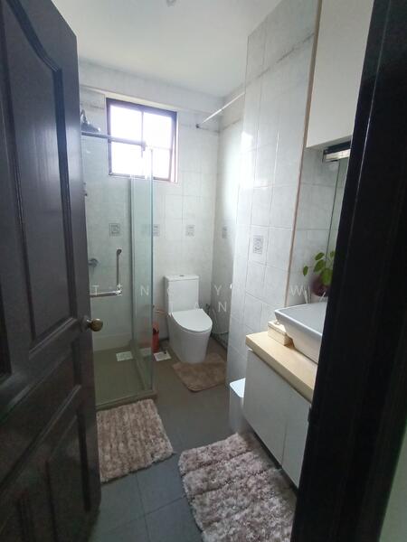 bathroom (common)