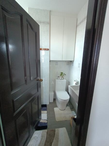 bathroom (MBR)
