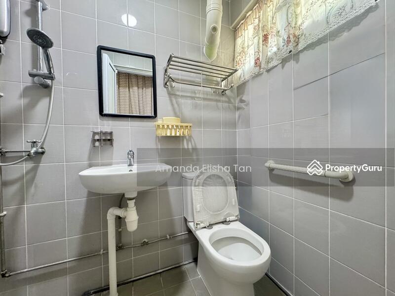 For Sale - 674 Hougang Avenue 8