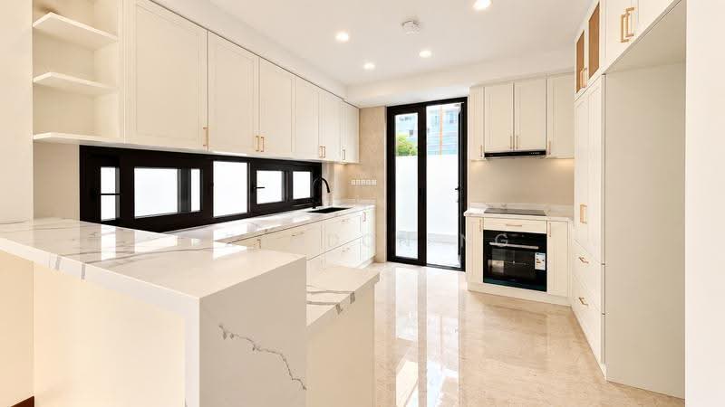 ⭐️⭐️LANDED7772 @ BRAND NEW SEMI D NEAR NANYANG PRI, Tanglin / Holland / Bukit Timah, 4 Bedrooms, 7,000 sqft, Semi-Detached House For Sale, by Brandon Ng, 60130753 - Kitchen - PropertyGuru.com.sg