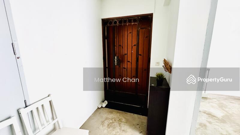 Total privacy! 1 unit corner. 